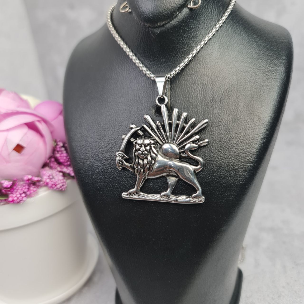 گردنبند شیر و خورشید