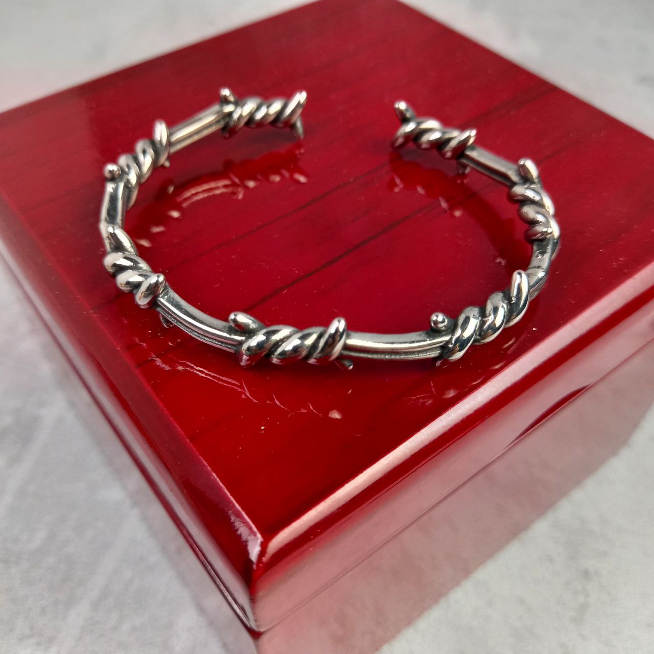 دستبند خلخال سیم خاردار