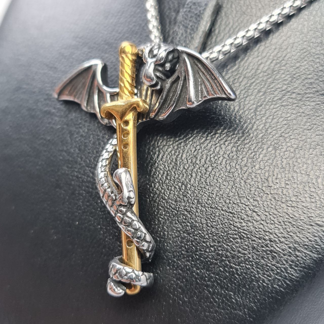 گردنبند اژدها و شمشیر