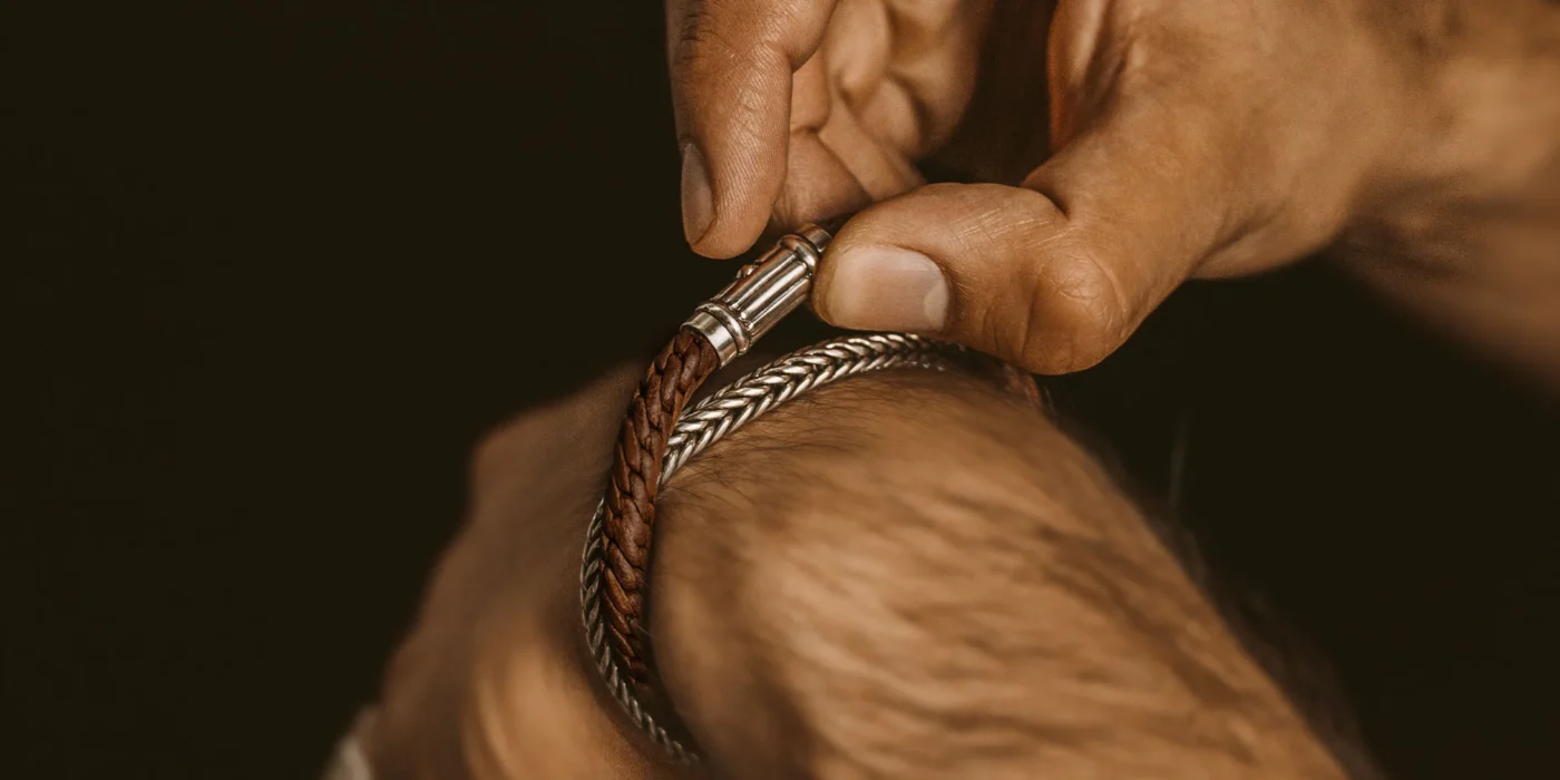 راهنمای کامل سایز دستبند مردانه | چگونه قبل از خرید اینترنتی، اندازه استاندارد دور مچ را انتخاب کنیم؟ انتخاب سایز دستبند مردانه