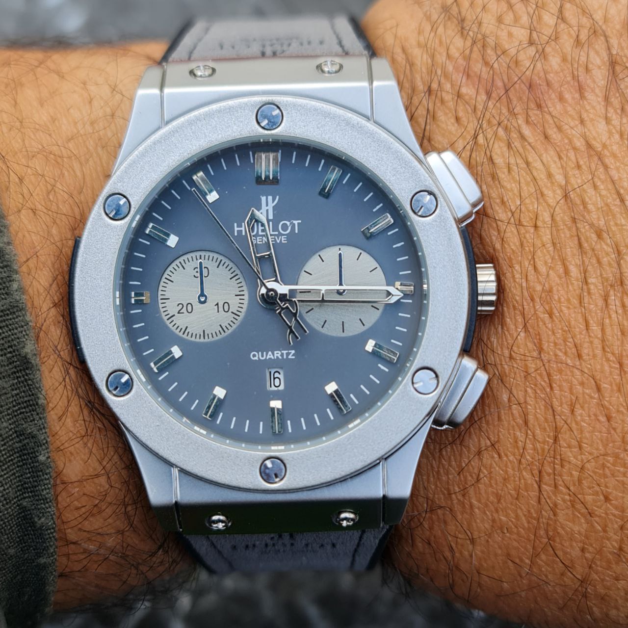 ساعت مردانله هابلوت کد 5559 بند طوسی قاب نقره ای صفحه طوسی