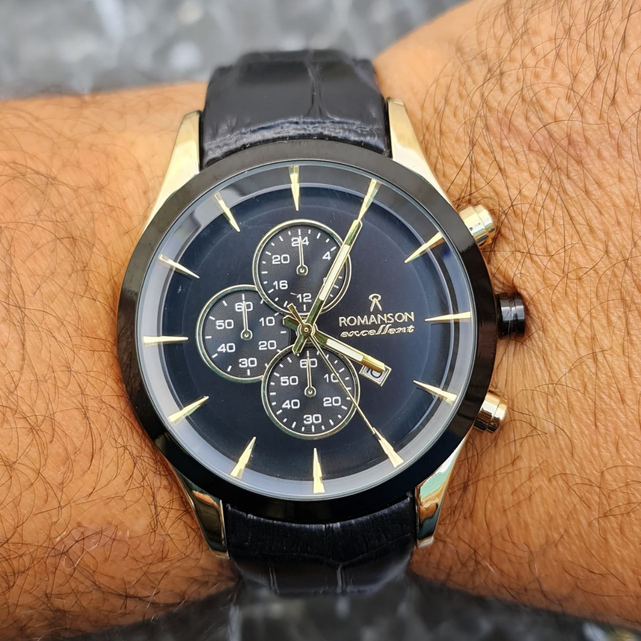 ساعت رومانسون الگانس کد 4712 بند چرم قاب مشکی و طلایی صفحه مشکی