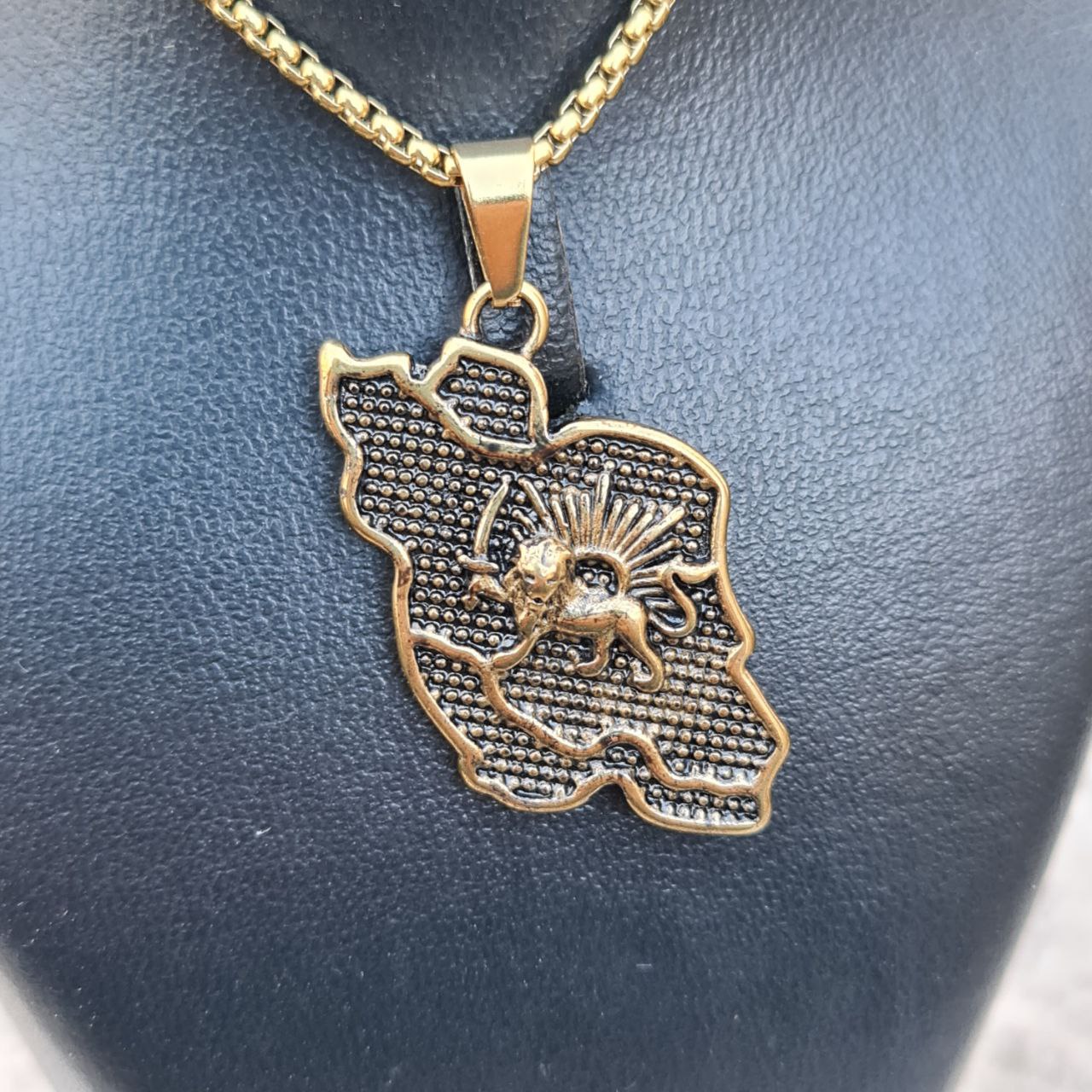 گردنبند نقشه ایران و شیر و خورشید