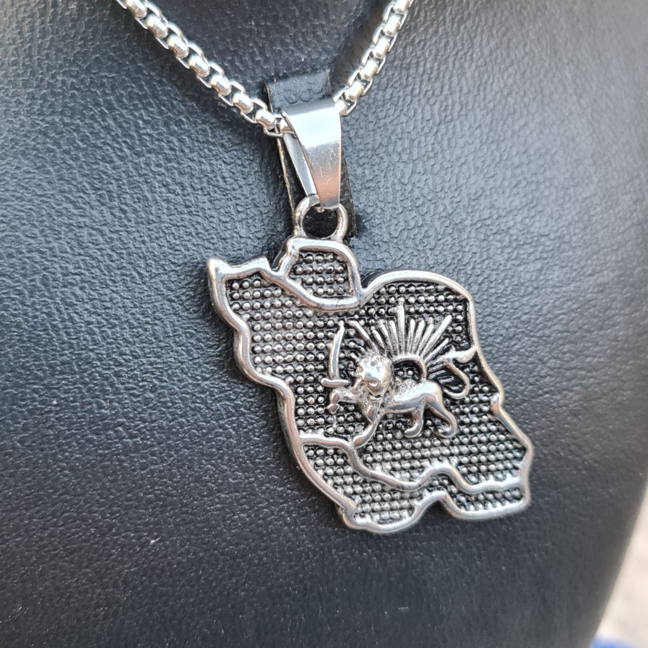 گردنبند نقشه ایران و شیر و خورشید